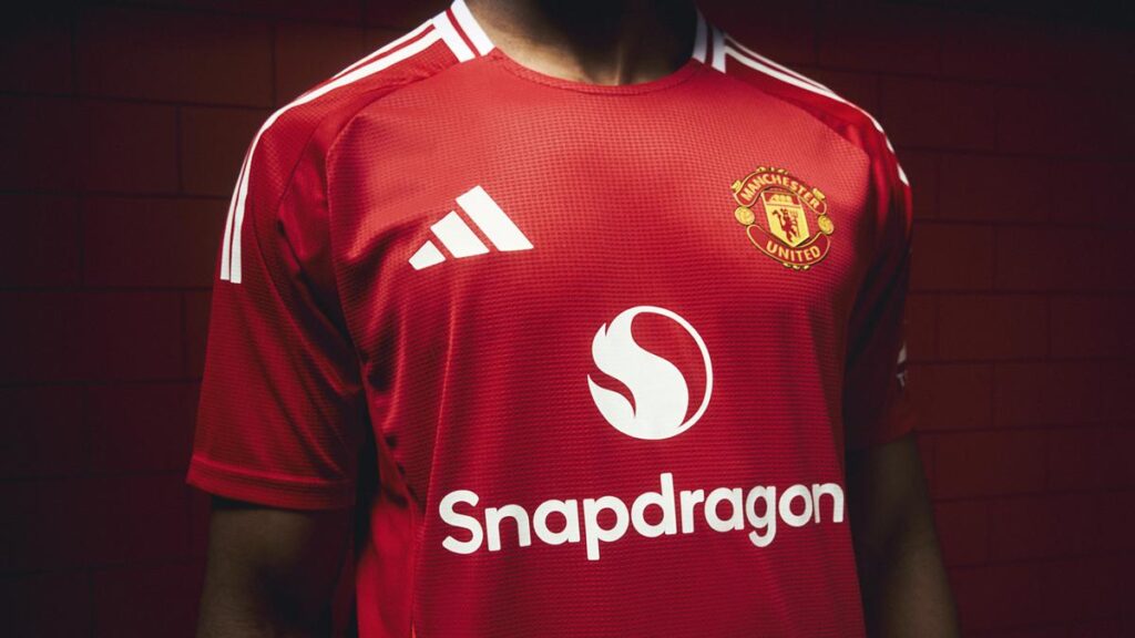 084539700_1720174825-MUFC_FW24_HOME_MENS_KIT_PLATES_6489_16x9_RGB1719842528385