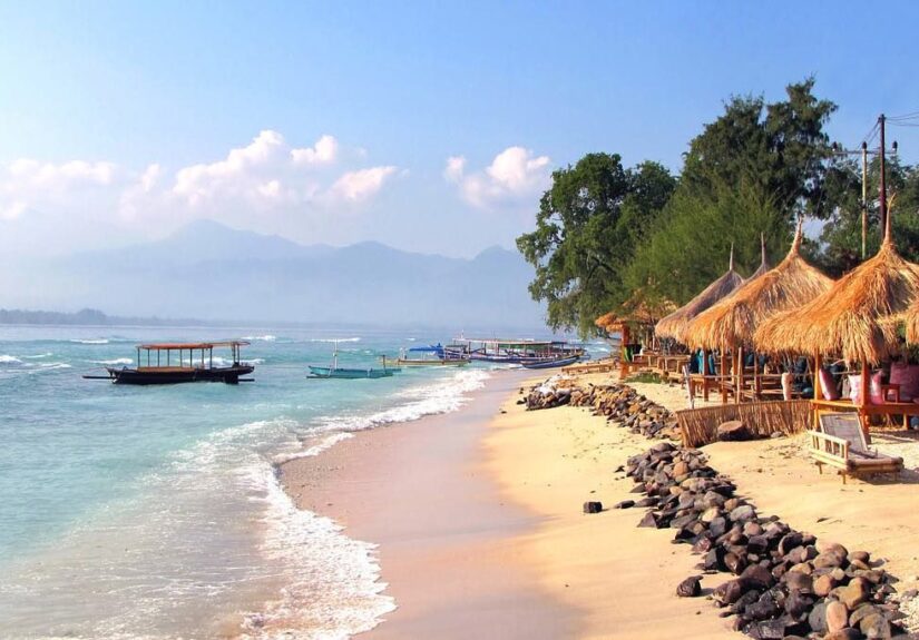 Sewa-Mobil-Lombok-Murah-dan-Profesional-Pantai-Gili-Air-1024x683-1